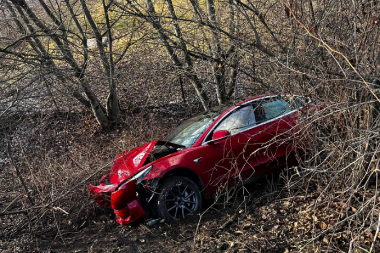 Cluj: Mașina care a „zburat” de pe breteaua de la Cora stă NECLINTITĂ de o lună! Superba Tesla s-a făcut praf FOTO