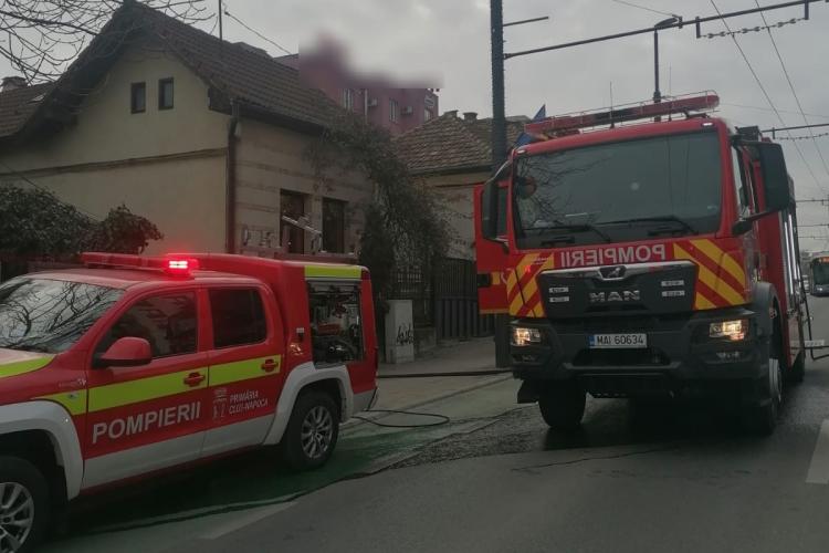 Incendiu la o casă de pe Calea Mănăștur din Cluj! Coșul de fum a fost cuprins de flăcări