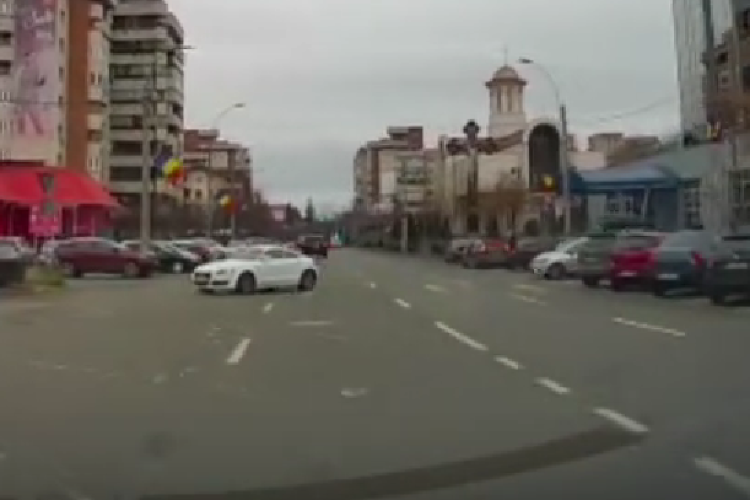 Cel mai inconștient șofer din Cluj! A plecat din parcare și a traversat patru benzi cu sens unic, pe contrasens:,,A ieșit de la CJ Cluj. Își permite”-VIDEO