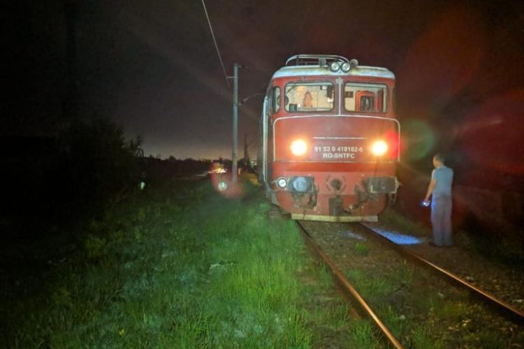 Un bărbat a sărit din trenul Baia Mare-Cluj. A fost transportat la spital 