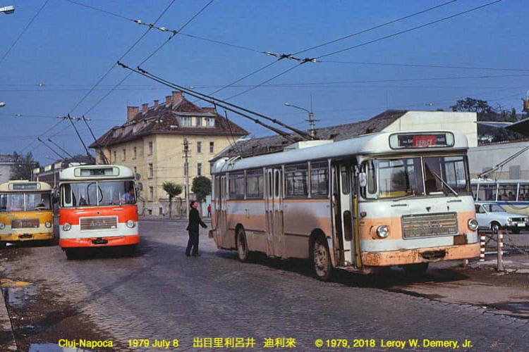 Cum arăta transportul în comun la Cluj acum aproape 50 de ani. Troleibuze prost întreținute, străzi pietruite și foarte puține mașini FOTO