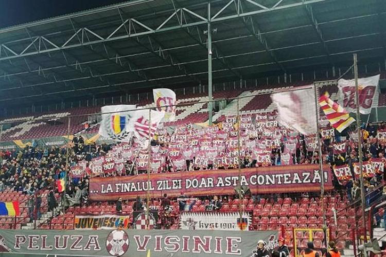 Peluza Vișinie continuă protestele și-l vor pe Dan Petrescu afară de la CFR Cluj: „Echipa are un joc urât, greu de urmărit”