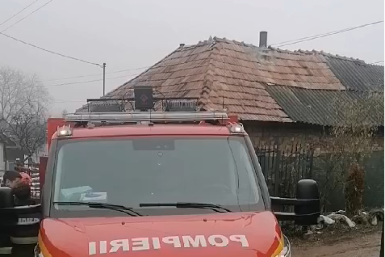 Incendiu în Cluj! O casă a fost cuprinsă de flăcări. Intervin pompierii cu două autospeciale și ambulanța 