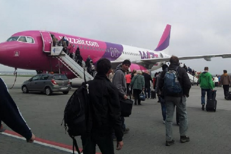 WizzAir joacă alba-neagra cu clujenii! S-a răzgândit cu zborurile spre Roma: Cursele Cluj-Roma revin pe perioada verii, după anularea inițială!