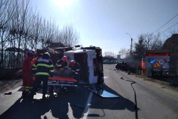 Accident pe un drum din Cluj! Un camion s-a răsturnat în urma impactului. Trei persoane au fost transportate la spital