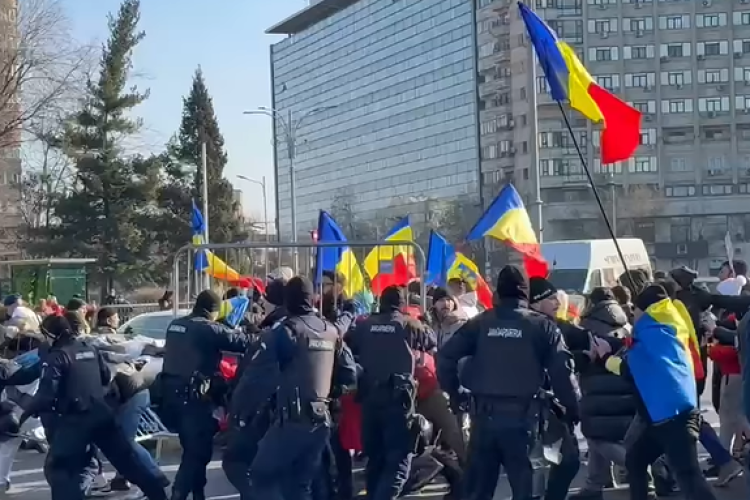 Protest violent al susținătorilor lui Călin Georgescu! S-au îmbrâncit cu jandarmii și au aruncat petarde. Au fost calmați cu gaze lacrimogene - VIDEO 