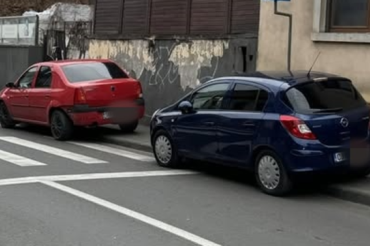 În Cluj devine periculos să fii pieton! Trotuarele blocate îi obligă pe clujeni să meargă pe drum. Te trezești cu mașina că-ți „suflă” în ceafă