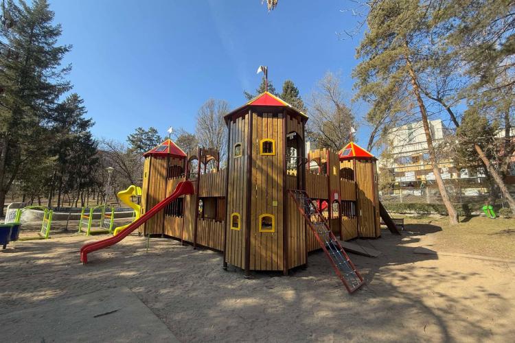 Parc de copii din Cluj, pericol public! O mămică a fost rănită în timp ce se afla cu copilul la joacă: ,,Va bateți joc de copiii noștri” - FOTO 