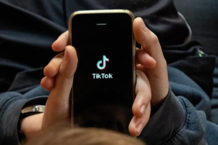 Lovitură pentru milioane de utilizatori! TikTok a fost blocat pentru un an. Ce se ascunde în spatele deciziei? 