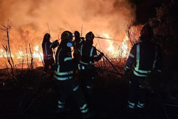 România arde! Incendiile fac ravagii în toată țara! O femeie a fost găsită carbonizată în mijlocul dezastrului