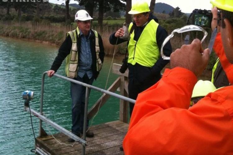 Seful RMGC, Dragos Tanase, a baut apa dintr-un iaz cu cianuri din Noua Zeelanda! VIDEO