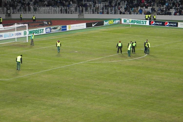 Gazonul de pe Cluj Arena s-a rupt si a fost batatorit de muncitori la pauza FOTO