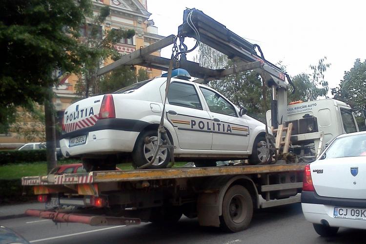 Masina de politie ridicata de langa Teatrul National Cluj FOTO