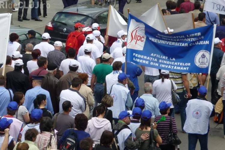 Doar 20 de sindicalisti au protestat in fata Prefecturii Cluj. Ei au amenintat ca intra in greva foamei daca li se taie salariile