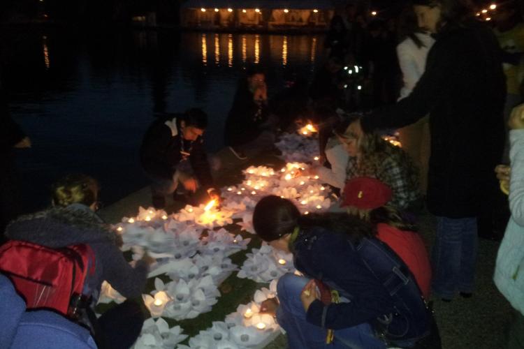 Feerie pe Lacul Chios. Sute de lampioane au fost lansate la apă - FOTO