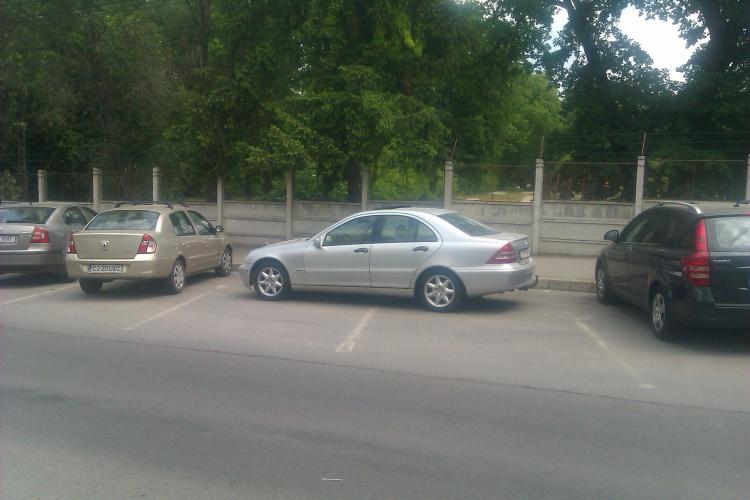 Mercedes parcat ca pe câmp pe strada Pasteur FOTO