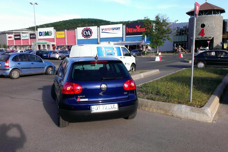 Parcare de oltean la Polus Cluj! E inexplicabil ce a vrut să facă acest șofer - FOTO