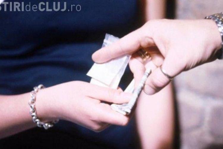 Cinci tineri care vindeau droguri în licee importante din Cluj-Napoca, arestați. Se vorbește și de traficul de la Festivalul Peninsula