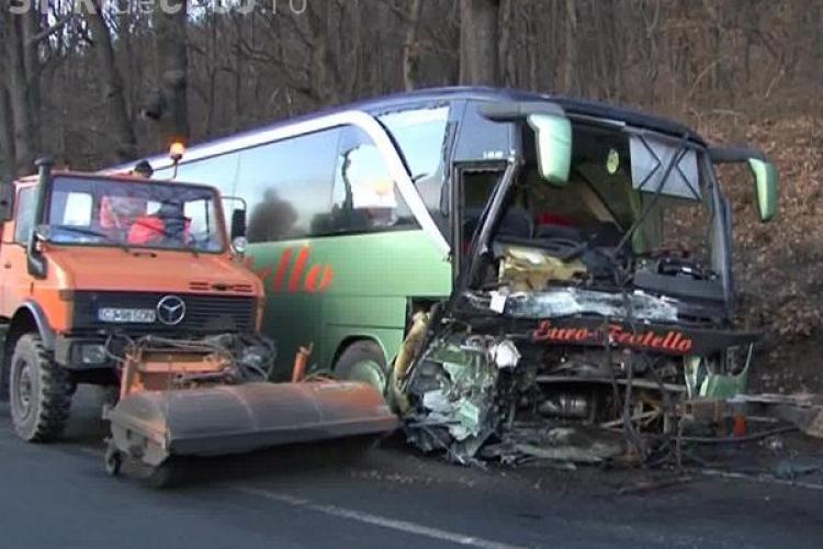 S-a ajuns la CINCI morți în accidentul de la Huedin! S-a stins și ultimul pasager din mașina de teren care a intrat în autocar