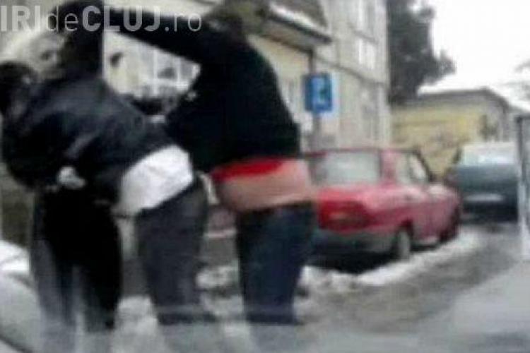 Doi tineri din Gherla, rupți de beți, l-au bătut pe un taximetrist și i-au luat mașina. Ce au făcut apoi e HALUICINANT