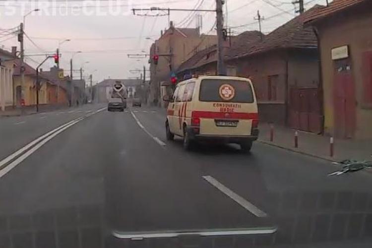 La Cluj ambulanțele trec pe roșu chiar dacă nu au sirena pornită - VIDEO