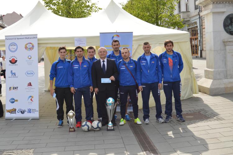 Jucătorii naționalei României a persoanelor cu diabet au jucat ”miuța” cu Boc în centrul Clujului. Azi au meci și cu fostele glorii ale lui ”U” FOTO